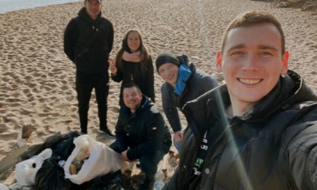 Школярі прибирають сміття з пляжів Одеси замість комунальників: фото великої чистки