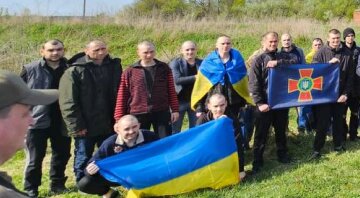 Відбувся великий обмін полоненими, українські герої повернулися додому: зворушливі кадри