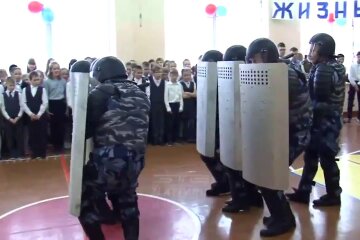Російським дітям показали їх майбутнє за Путіна: "або ОМОН, або..."