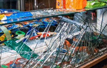 Погром в Одессе:  неадекват с топором угрожал посетителям кафе и ломал столы