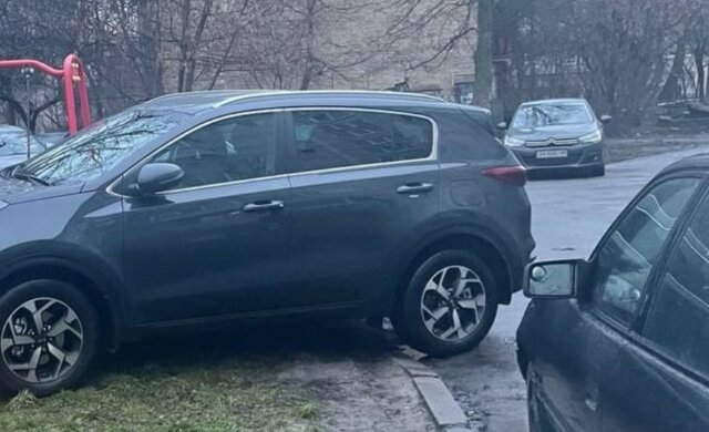 В Киеве водителя проучили за парковку на детской площадке: фото мести