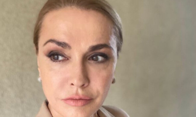 Взъерошенная Сумская показала лицо без макияжа впритык: "Вот она, чистая красота!"