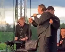 Звездный российский певец вышел на сцену пьяным, видео: "Не мог стоять и издавал странные звуки"