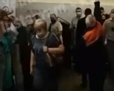 Вогонь розгорівся в київському метро, пожежу довелося ліквідувати шваброю: кадри з місця