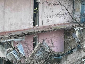 Житлові будинки "тріщать по швах" у Києві, обвалилися балкони: жителі евакуйовані, фото