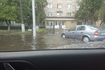 Київ пішов під воду, “авто і маршрутки плавають”: кадри погодного апокаліпсису