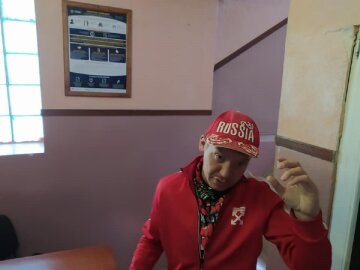 Чоловіка в кепці з написом "Росія" вирішили провчити в Одесі: кадри подій