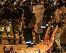 Роздягають і б'ють кийками: міліції Білорусі дали повний карт-бланш, людей забирають в "тортурні"