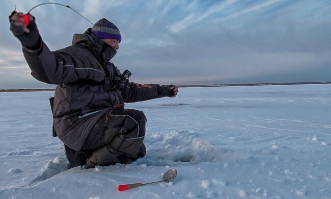 "Диво природи": українець виловив гігантську рибу, розміром з людину, фото улову