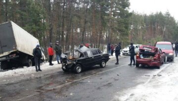 Масштабная авария под Харьковом, столкнулись 5 машин: ребенок среди пострадавших