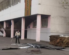 НП в українській школі: на вході впала стеля, "батьки тут чекають дітей"