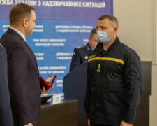Денис Монастырский наградил специалиста ГСЧС, который во время пожара в Киеве спас ребенка