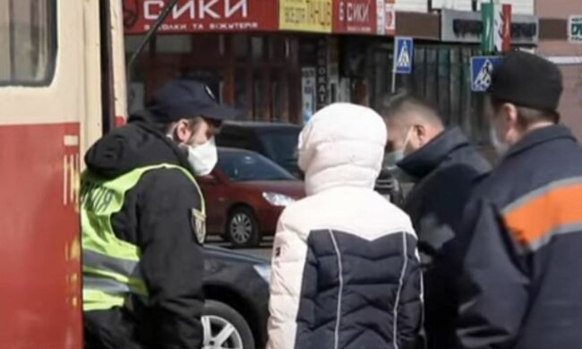 карантин, локдаун, українці в масках, пенсіонер, проїзд у транспорті, поліція