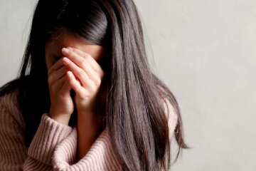 женщина плачет грусть печаль горе