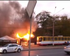 Пожежа спалахнула біля зупинки в Одесі: очевидці показали, що згоріло