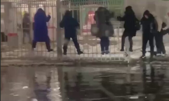 "Це знамення": доки Москву затоплює, російські кораблі потрапили в крижану пастку