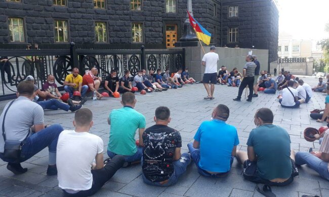 Гірняки держшахт почали мітингувати в Києві