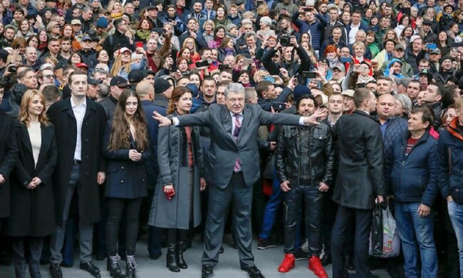 2019-04-14T145017Z_1737203277_RC143F98B1B0_RTRMADP_3_UKRAINE-ELECTION-DEBATE_1