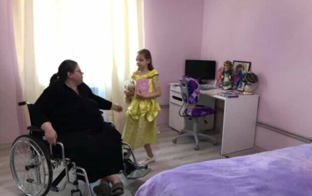 "Спала на підлозі та варила їсти": маленька українка роками доглядала за паралізованими мамою та бабусею