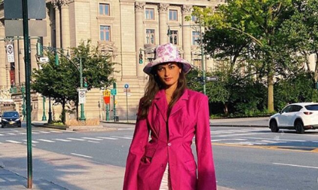 Горячая модель Victoria's Secret расстегнула пуговицу и засветила грудь на фото с собачкой: "Привет от Бибера"