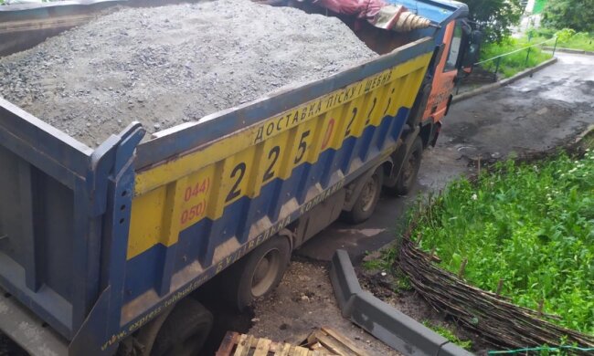 Будівельна техніка провалилася під асфальт у Києві, фото НП: "приїхала для ремонту"