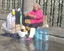 Жінка влаштувала прання біля Київського вокзалу, відео: мило у пішоходів під ногами