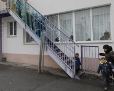 Переполох в Дніпрі, сотні дітей залишають будівлю під виття сирен: кадри і деталі того, що відбувається