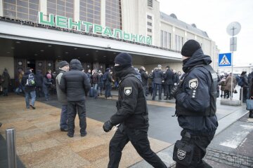 Пьяные подростки устроили дебош в поезде Киев-Кривой Рог: поднята на уши полиция, кадры