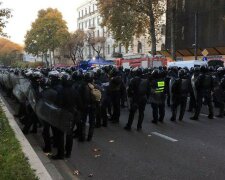 В бойню превращается протест в столице, объявлена мобилизация: кадры атаки спецназа