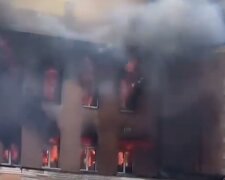 У росії об'єкт ворожого Міноборони обійнятий полум'ям, все в диму: є жертви, кадри з місця