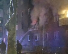 Огонь охватил многоэтажку на Закарпатье, в квартире было трое детей: "Мамы не было дома и..."