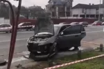 В Киеве водитель протаранил остановку, прохожие бросились на спасение: первые подробности и кадры
