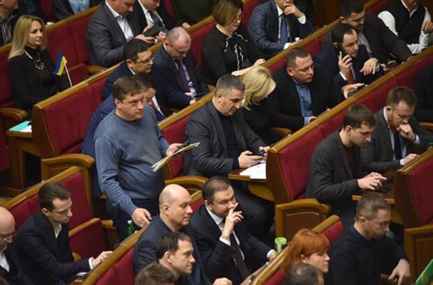В Україні хочуть урізати зарплати нардепів та скоротити їх ...