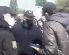 Розлючений натовп  влаштував бунт на Куликовому полі в Одесі, злетілася поліція: кадри з місця