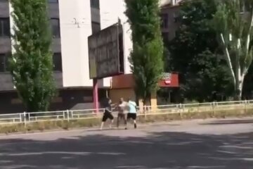 Поліцейські приїхали і поводилися дивно: "чорні перевізники" побили відомого волонтера, скандальні подробиці