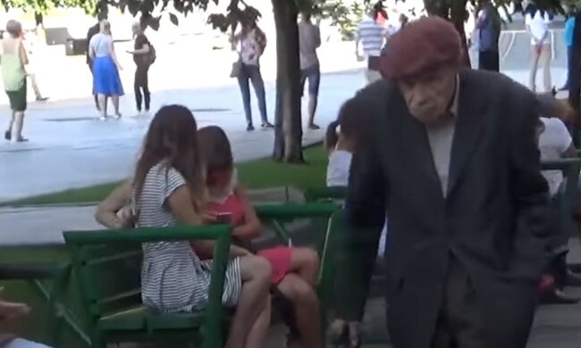 Київські комунальники виїхали на вулиці поливати калюжі після дощу, відео: "Нас не зупинить..."