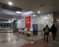 Украинцев начали вакцинировать прямо на вокзалах: кадры происходящего