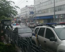 У центр Києва терміново стягнули військову техніку і поліцію: перші фото і подробиці того, що відбувається