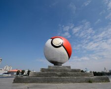 В России перекрасили памятник в цвета ловушки для покемонов (фото)