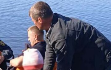 Три маленьких українці опинилися посеред річки: рятувальники кинулися на допомогу, кадри з місця НП