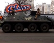 Колона військової техніки розбурхала Одесу, відео: "без розпізнавальних знаків"