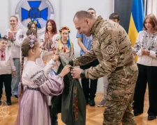От маленьких читателей – великому генералу: дети вышили Главе СБУ уникальную рубашку-оберег