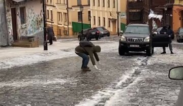 Люди падають, а машини врізаються одна в одну: що відбувається в Києві через ожеледицю, відео