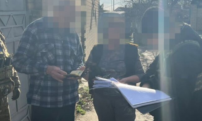 Помогала перебрасывать в Украину эшелоны из России: в Херсоне поймали очередную предательницу