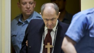 Zdravko Tolimir, a Bosnian Serb general convicted of genocide in the 1995 Srebrenica massacre, is escorted by U.N. security guards as he arrives in the courtroom of the the Yugoslav war crimes tribunal who delivered its judgment in his appeal case in The Hague, Netherlands, Wednesday, April 8, 2015. REUTERS/Peter Dejong/Pool - RTR4WIN7