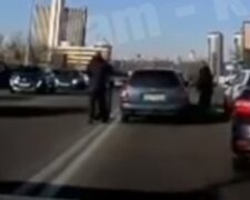 В Киеве водители решили "размяться" в пробке и устроили драку посреди дороги: "бой" попал на видео