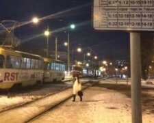 У Харкові неадекват закидав камінням трамвай, фото наслідків: "водій утримував хулігана"