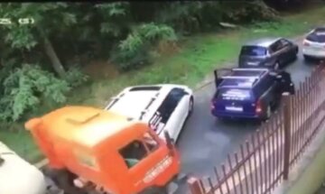 Бетономешалка без тормозов сбила 5 авто как кегли, видео: "водитель находился в ..."