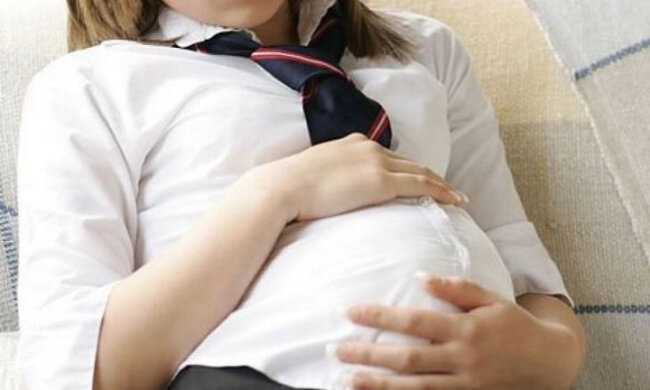 Семиклассница беременна от 10-летнего мальчика: появилось фото юных влюбленных