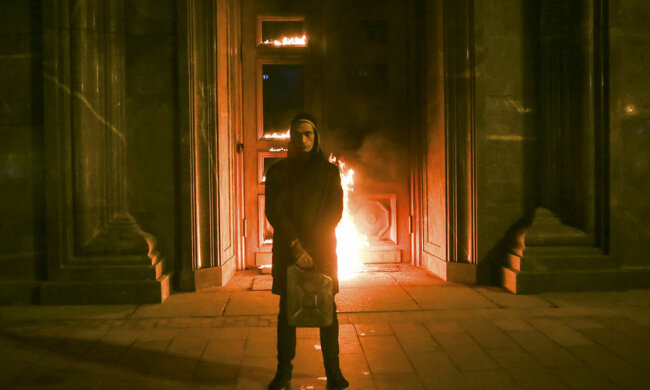 2015-11-09T111940Z_455072247_GF20000051601_RTRMADP_3_RUSSIA-ARTIST-ARREST-pic905-895×505-21419